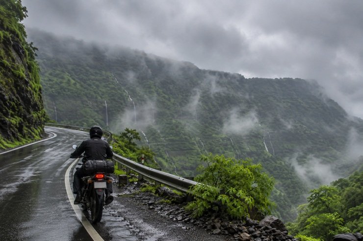 monsoon bike ride in maharashtra Malshej Ghat